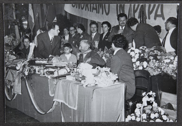 Reggio Emilia, 1955, Teatro Municipale, Festeggiamenti per l'80° di Alcide Cervi, omaggi ad Alcide Cervi